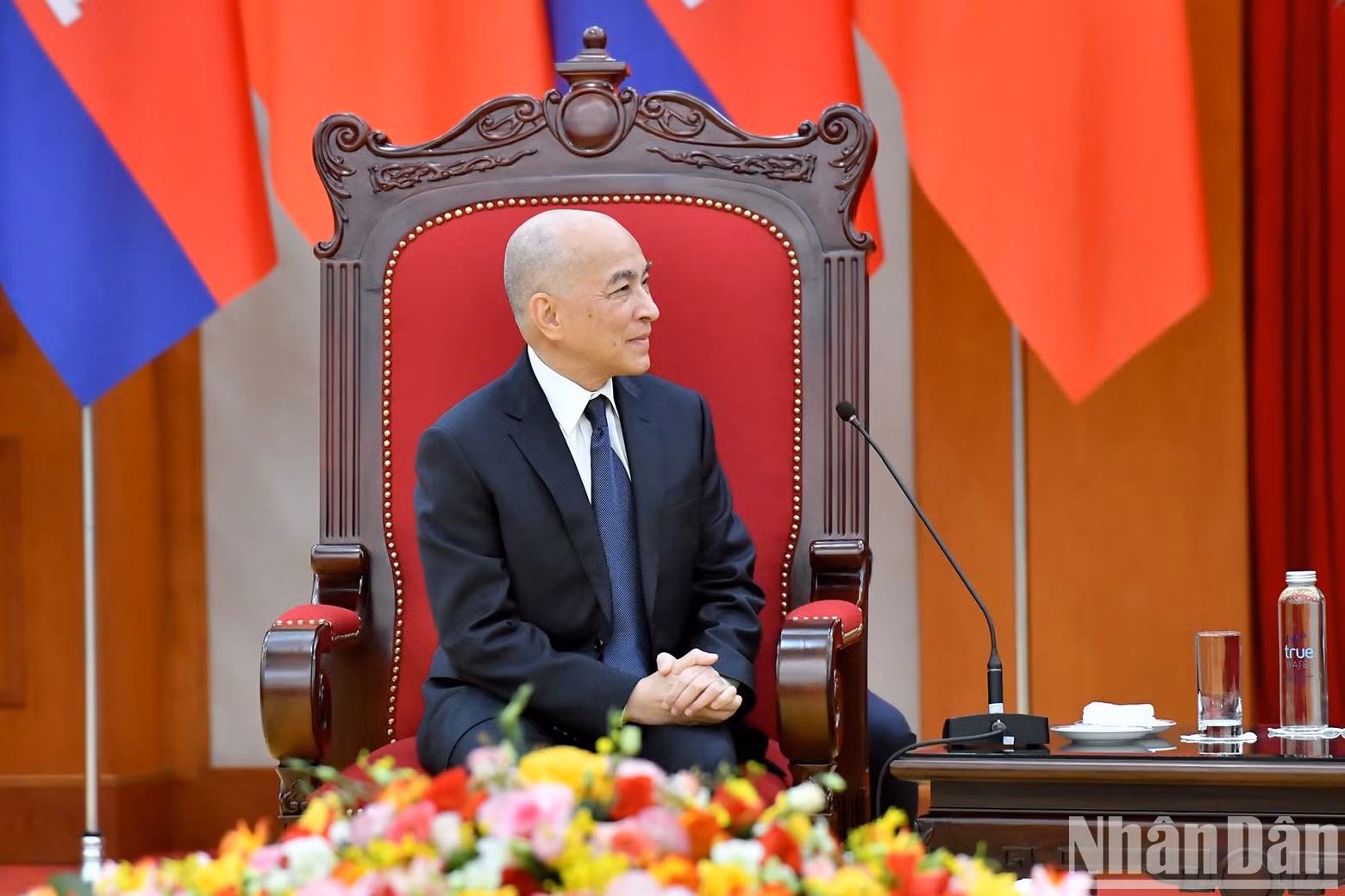 El rey camboyano, Norodom Sihamoni, habla en la cita.