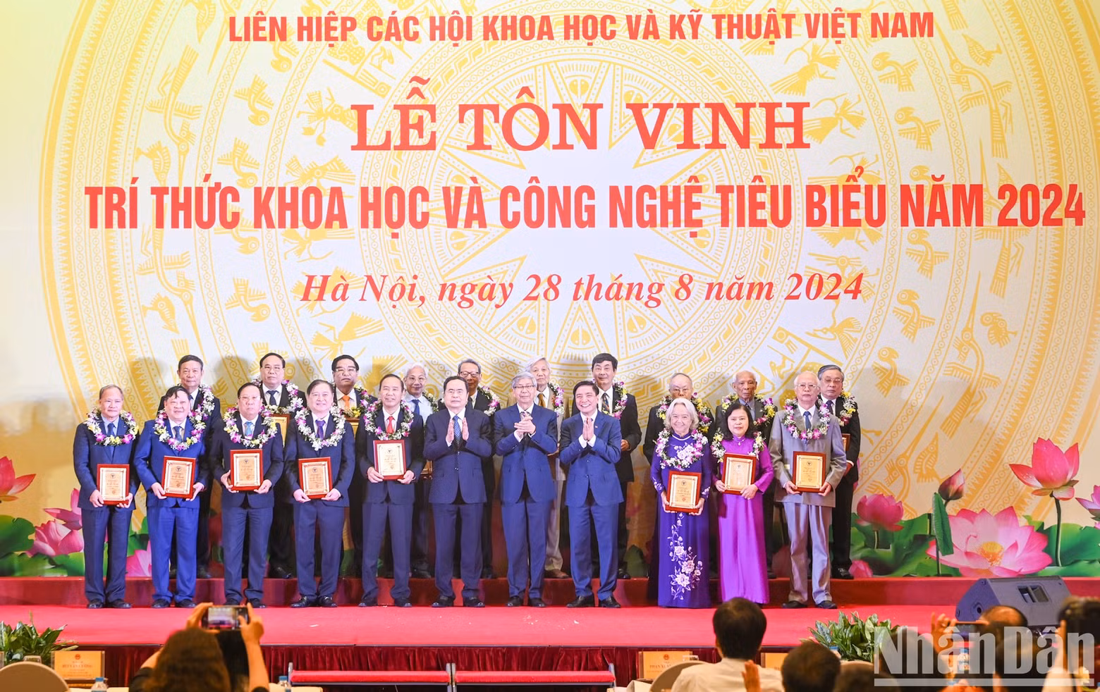 El presidente de la AN, Tran Thanh Man, y el secretario general y presidente de la Oficina del órgano legislativo, Bui Van Cuong, junto con los delegados en el acto.