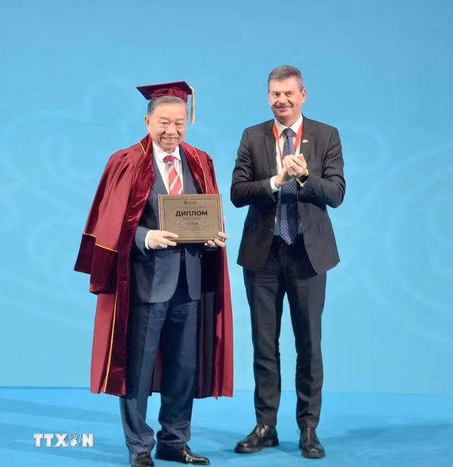 El secretario general del Partido Comunista de Vietnam, To Lam, recibe el título de “Profesor Honorario” de RANEPA. (Foto: VNA)