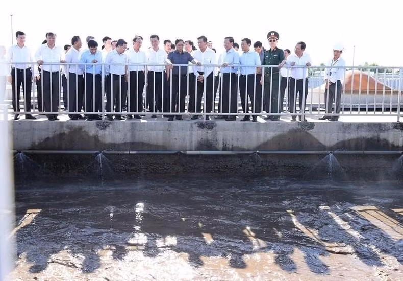 Minh Chinh examina la planta de tratamiento de aguas residuales Binh Hung. (Fotografía: VNA)