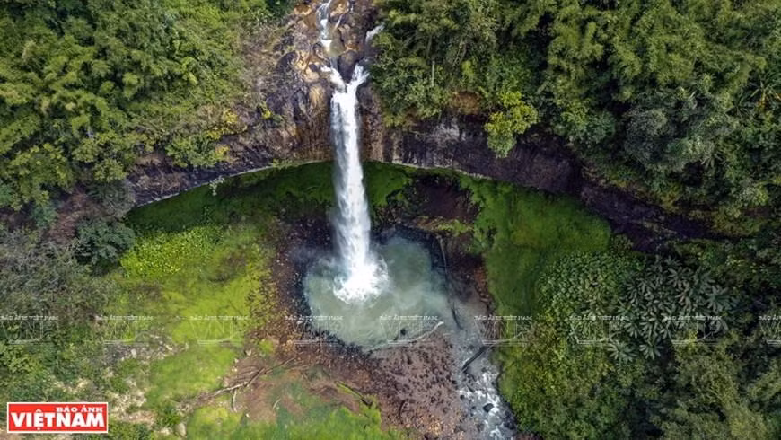 La cascada de Lieng Nung consta de tres tramos, el más alto cuenta con unos 30 metros de altura, y su corriente de agua termina en el arroyo Dak Nia. (Fotografía: VNA)