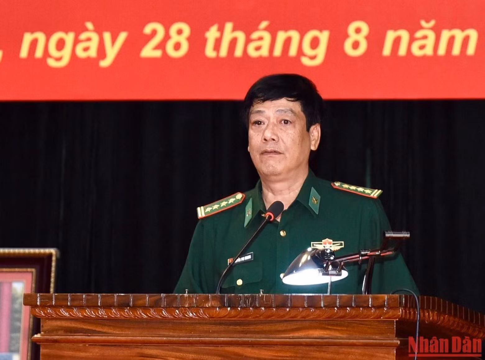 El representante del Alto Mando de la Guardia Fronteriza de Lao Cai informa al primer ministro sobre los resultados y logros alcanzados.