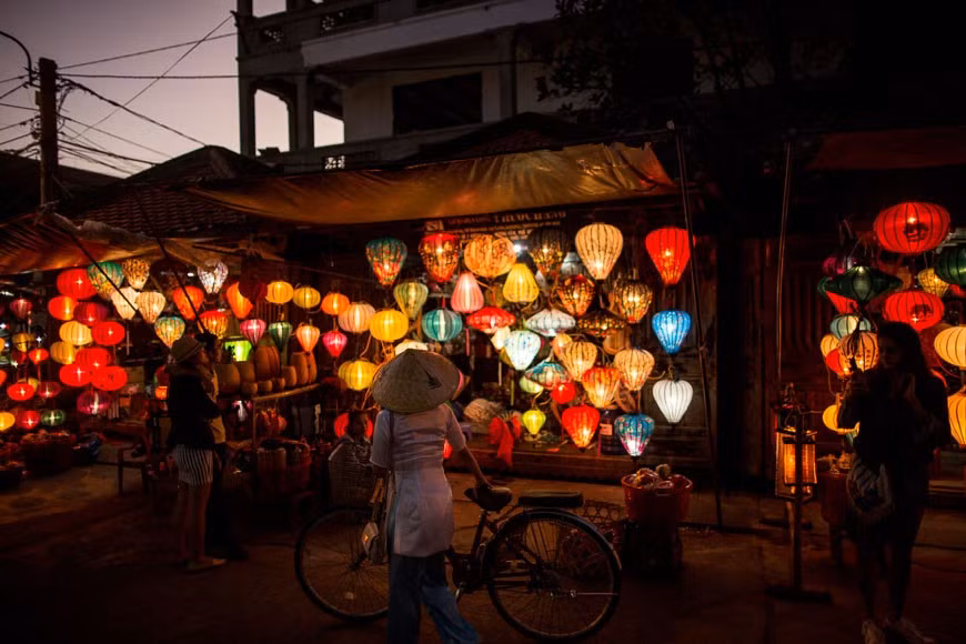 El sol da paso a la luz de mil farolillos en Hoi An. (Foto: Vietnamtravel)