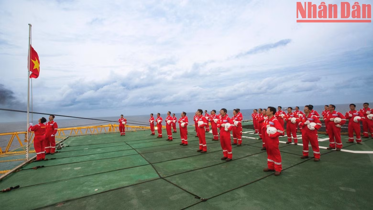 El complejo de plataformas petrolíferas Hai Thach- Moc Tinh se encuentra en los campos de gas natural en los bloques 05-2 y 05-3 de la cuenca Nam Con Son en la plataforma continental de Vietnam. Este año, el proyecto "Investigación y desarrollo de tecnología para explotar campos de gas con condiciones especialmente complicadas en la plataforma continental de Vietnam" ha sido nominado para el Premio Ho Chi Minh sobre Ciencia y Tecnología en su sexta edición.