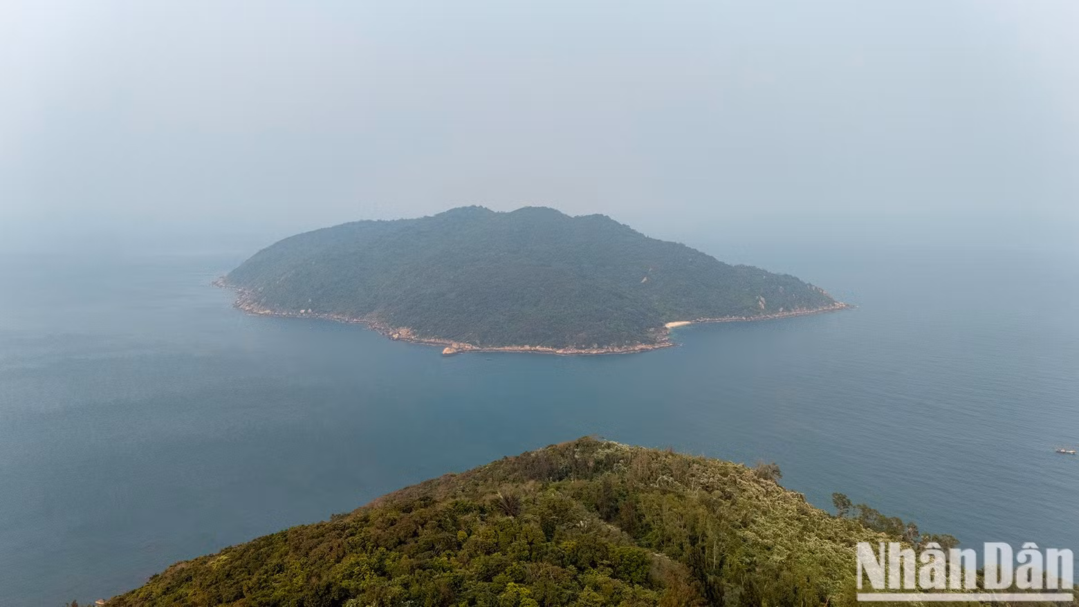 La isla se encuentra a menos de un kilómetro de la zona más oriental del paso de Hai Van. La isla se encuentra a menos de un kilómetro de la zona más oriental del paso de Hai Van.