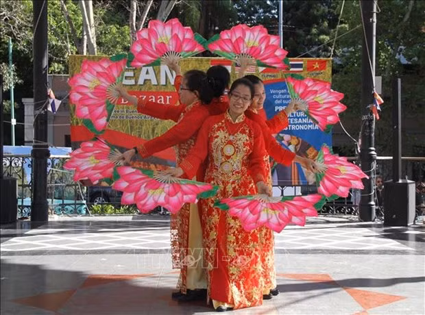 Un espectáculo de danza del abanico vietnamita en la feria (Fuente: VNA)