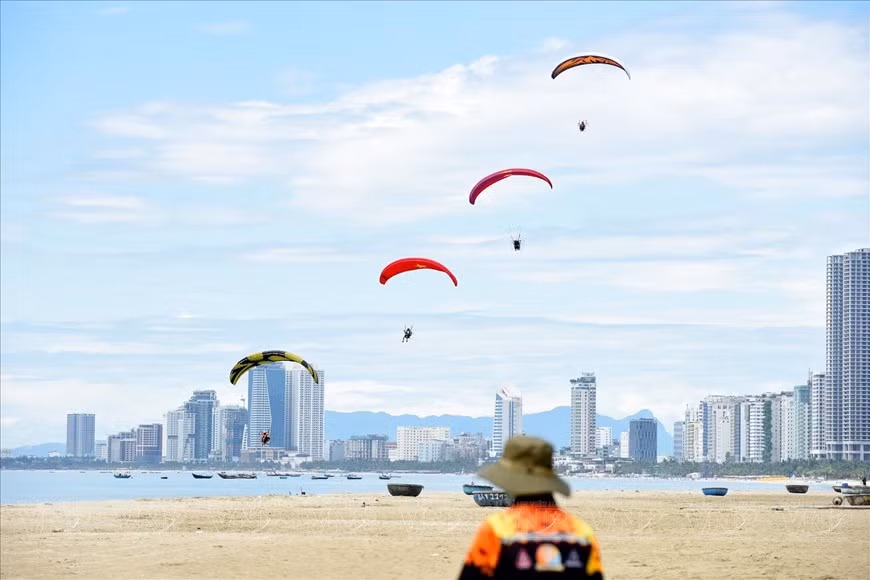 Parapentes vuelan en la playa de My Khe, Da Nang. (Foto: Revista Ilustrada Vietnam)