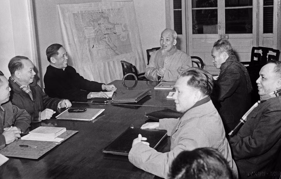 El Presidente Ho Chi Minh presidió la tercera reunión del Comité Central para discutir el Plan Estatal de 1961 (Hanói, diciembre de 1960). (Foto: VNA)