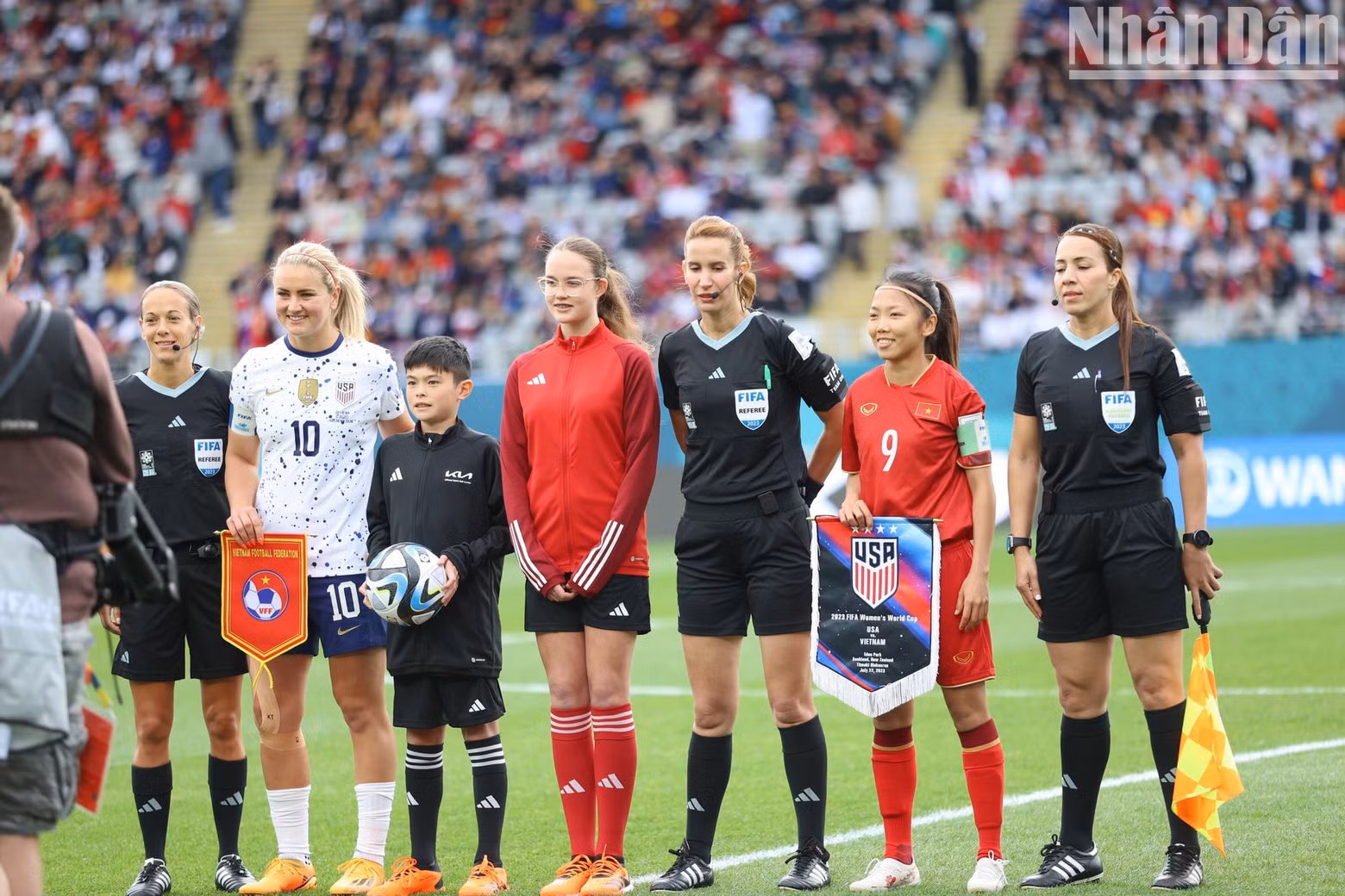 Las capitanas de los dos equipos y los árbitros se tomaron foto de recuerdo antes del partido.