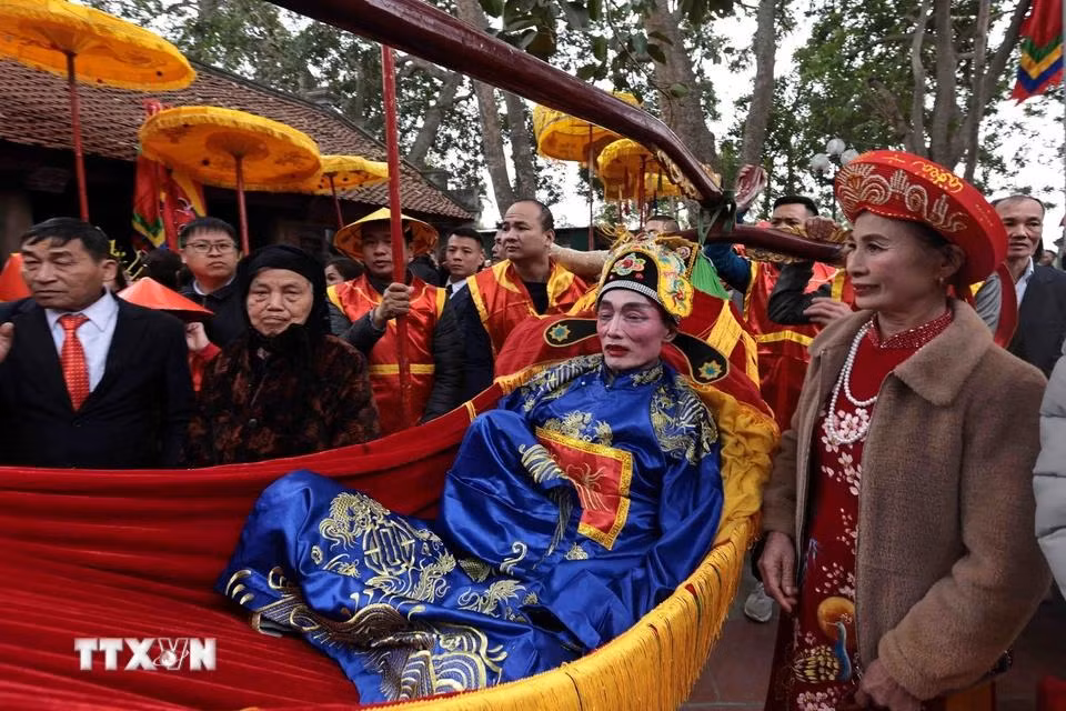 Además del Rey y el Señor, los aldeanos de Thuy Loi también llevan en procesión a cuatro altos funcionarios. En la foto: Procesión de un alcalde hacia el Templo Sai. Además del Rey y el Señor, los aldeanos de Thuy Loi también llevan en procesión a cuatro altos funcionarios. En la foto: Procesión de un alcalde hacia el Templo Sai.