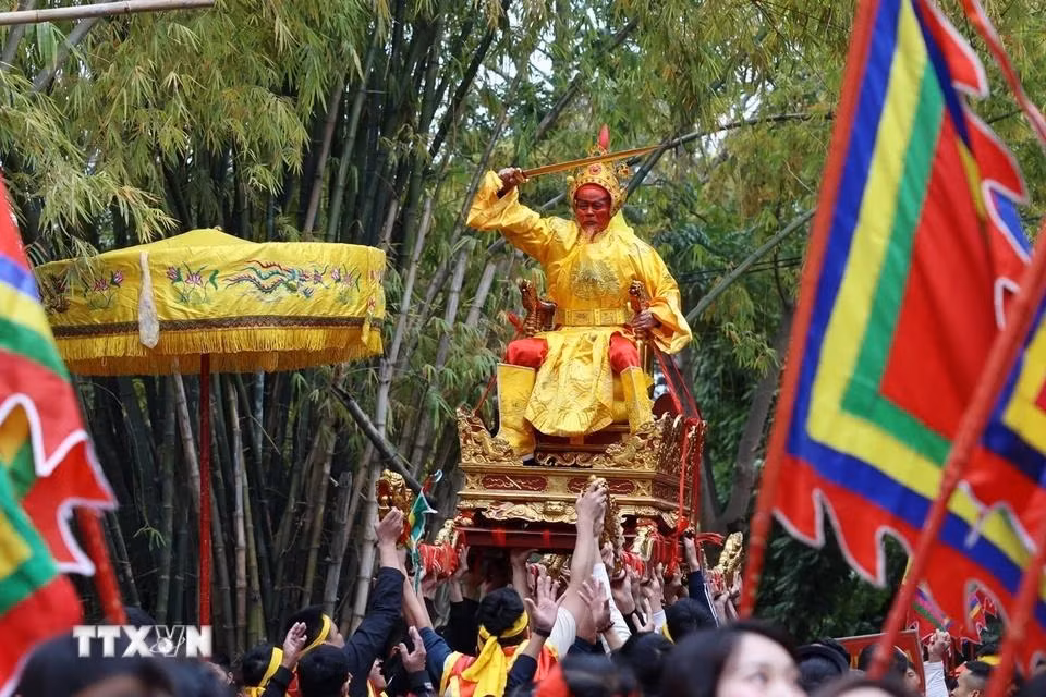 La procesión del Señor desde su casa hasta la casa comunal de la aldea. La procesión del Señor desde su casa hasta la casa comunal de la aldea.