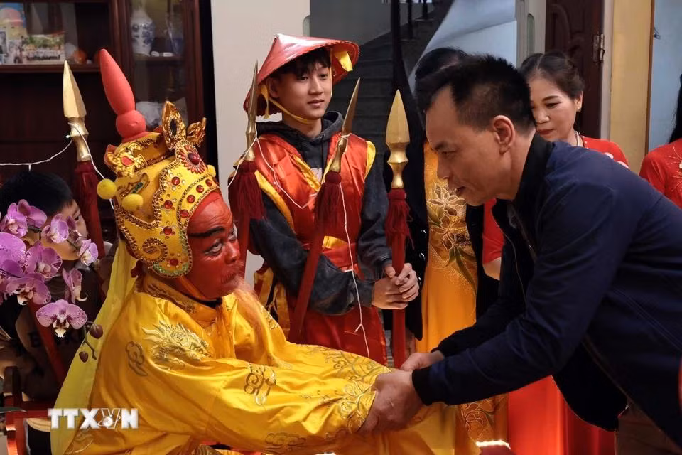 Lo más especial del festival es la aparición del "Rey" y el "Señor", representados por ancianos del pueblo y llevados en palanquines. En la foto: Los aldeanos visitan la casa del Señor para felicitarlo. Este año, el Señor lo interpreta Truong Dang Cuong de 73 años. Lo más especial del festival es la aparición del "Rey" y el "Señor", representados por ancianos del pueblo y llevados en palanquines. En la foto: Los aldeanos visitan la casa del Señor para felicitarlo. Este año, el Señor lo interpreta Truong Dang Cuong de 73 años.