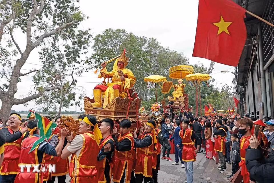 Procesión del "Rey y Señor falsos" desde la casa comunal de la aldea hasta el Templo Sai. Procesión del "Rey y Señor falsos" desde la casa comunal de la aldea hasta el Templo Sai.
