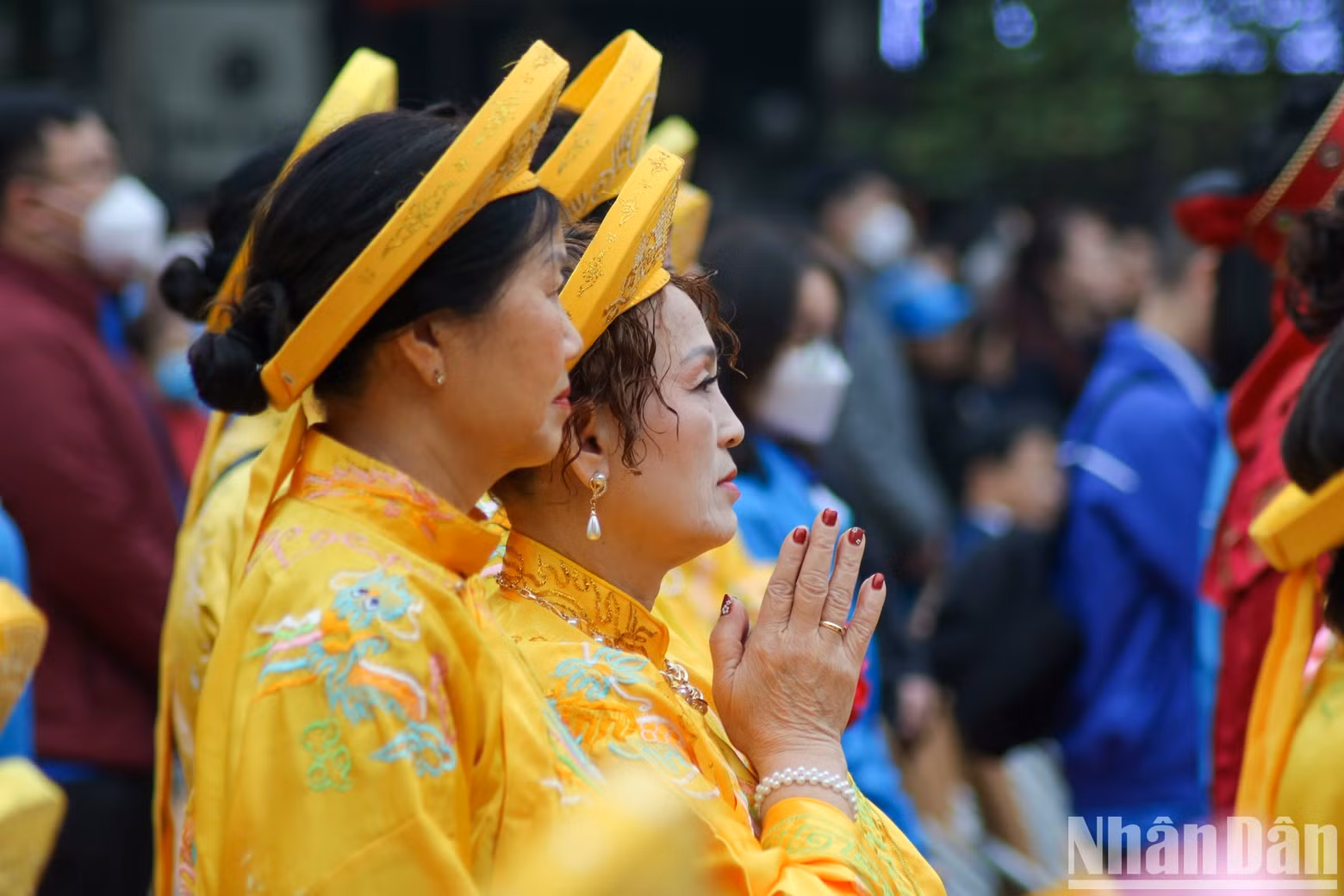 Los participantes rinden homenaje al rey Quang Trung.