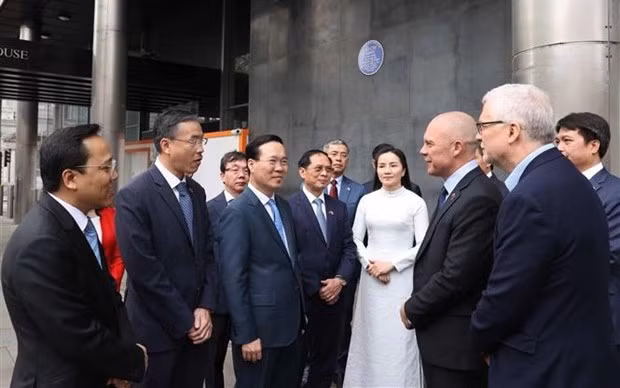 El presidente vietnamita, Vo Van Thuong, y los delegados británicos (Fuente:VNA)