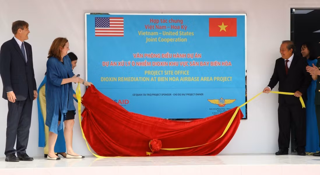 La Agencia de Estados Unidos para el Desarrollo Internacional (USAID), la Fuerza de Defensa Aérea - Antiaérea de Vietnam y el Centro de Acción Nacional para aliviar las consecuencias de productos químicos tóxicos y el medio ambiente (NACCET) inician el proyecto de tratamiento de intoxicación de dioxinas en el aeropuerto de Bien Hoa y firman un acuerdo para implementar un proyecto de 65 millones de dólares para apoyar a personas con discapacidad. (5 de diciembre de 2019). (Foto: VNA) La Agencia de Estados Unidos para el Desarrollo Internacional (USAID), la Fuerza de Defensa Aérea - Antiaérea de Vietnam y el Centro de Acción Nacional para aliviar las consecuencias de productos químicos tóxicos y el medio ambiente (NACCET) inician el proyecto de tratamiento de intoxicación de dioxinas en el aeropuerto de Bien Hoa y firman un acuerdo para implementar un proyecto de 65 millones de dólares para apoyar a personas con discapacidad. (5 de diciembre de 2019). (Foto: VNA)