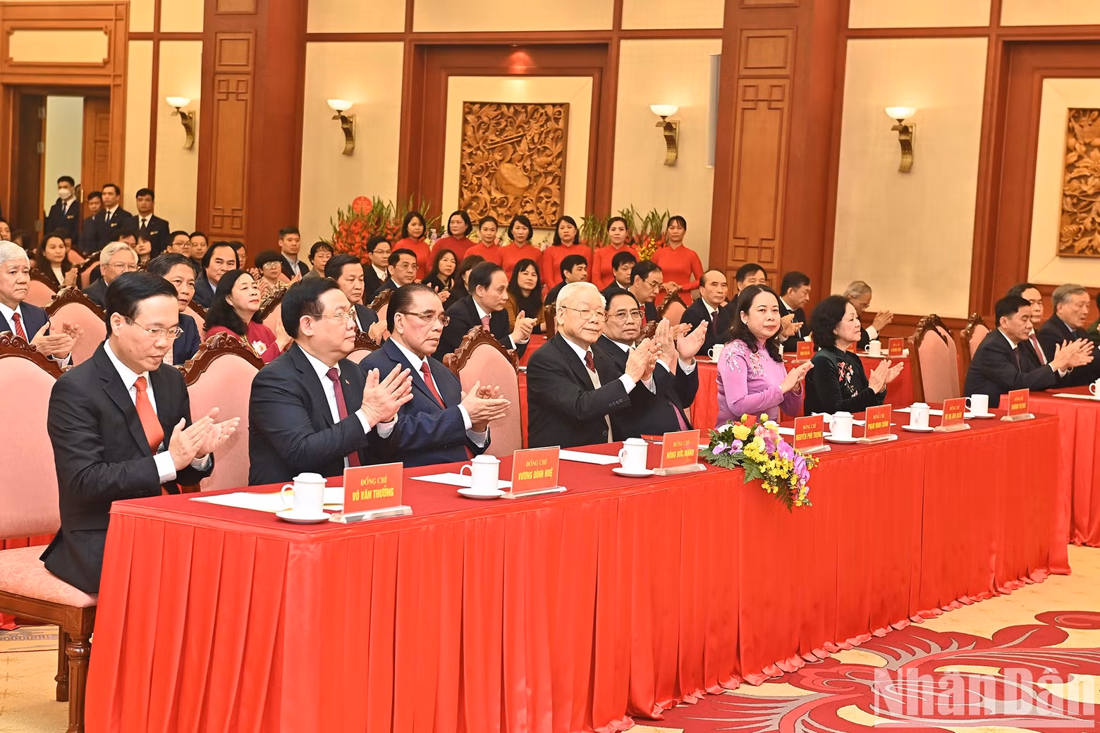 El secretario general del PCV, Nguyen Phu Trong y los dirigentes y exlíderes del Partido y el Estado, junto con otros delegados.