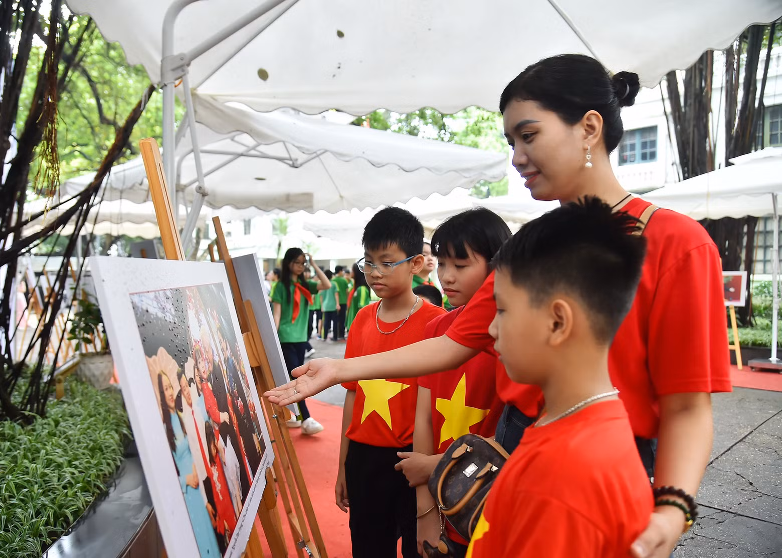 Mucha gente admira la vida y obra de Nguyen Phu Trong en distintos periodos y campos a través de fotos.