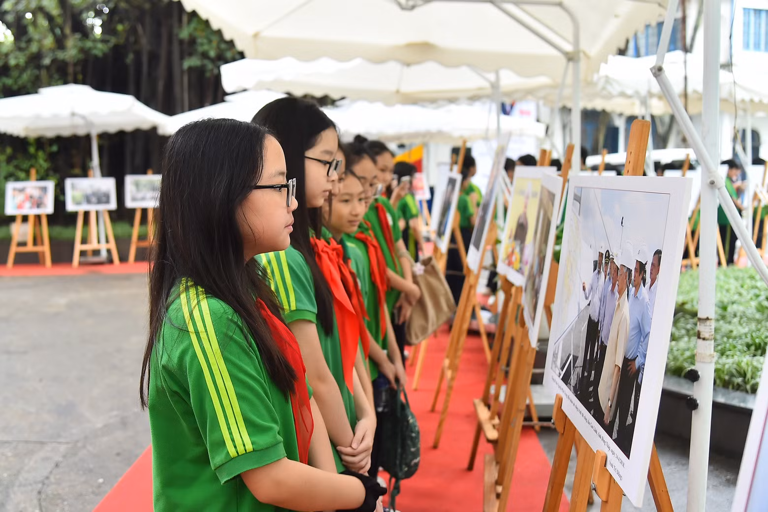 Alumnos de la escuela secundaria Nguyen Tri Phuong en la exposición.