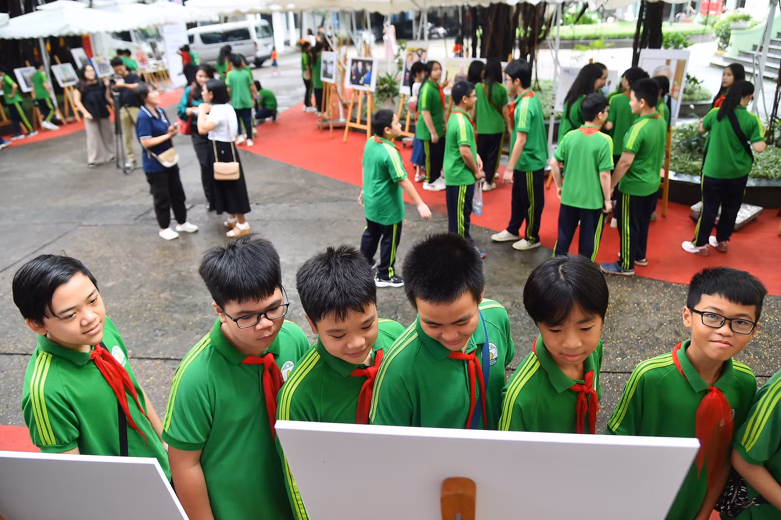 Estudiantes de la escuela secundaria Nguyen Tri Phuong en la exposición.