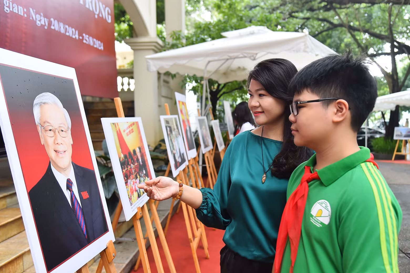 Los profesores y alumnos de la escuela secundaria Nguyen Tri Phuong, en el distrito de Ba Dinh, en Hanói, quedan conmovidos por las imágenes del difunto secretario general, Nguyen Phu Trong en la exposición.