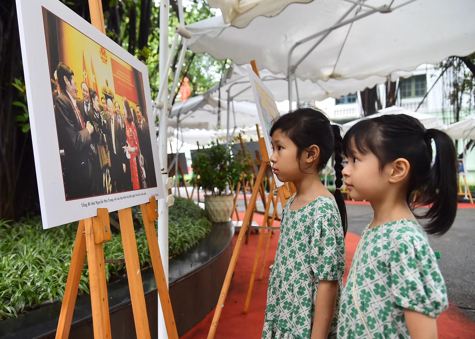 Muchos niños fueron traídos a la exposición por sus padres.