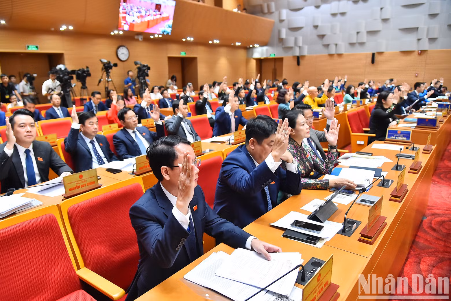Los delegados del Consejo Popular de Hanói votan para aprobar la agenda del 17 período de sesiones del Consejo Popular de Hanói en su XVI mandato.