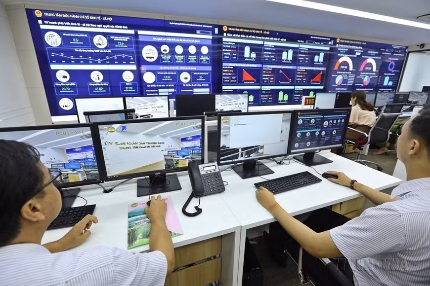 El Centro de Operaciones y Monitoreo Inteligente (COI) en la provincia de Binh Phuoc, en funcionamiento desde septiembre de 2020, ha desempeñado un papel eficaz en el apoyo a la construcción de un gobierno digital. (Foto: VNA)