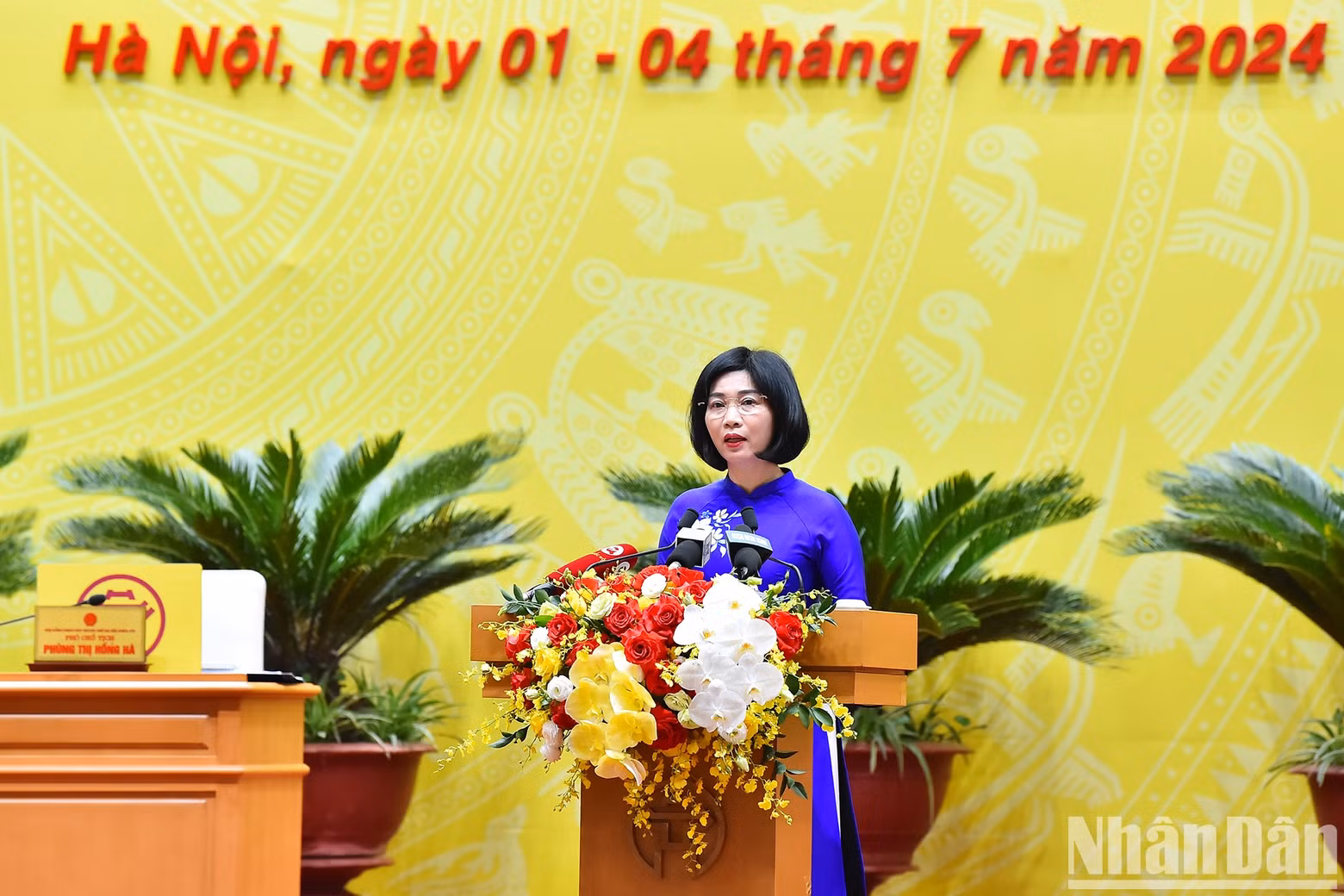 La vicepresidenta del Consejo Popular de Hanói, Phung Thi Hong Ha, presenta un resumen de las actividades del Consejo Popular de la ciudad en los primeros seis meses del año y las labores clave en la segunda mitad del año.