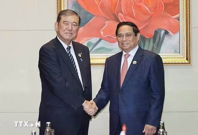 El primer ministro de Vietnam, Pham Minh Chinh (derecha), se reunió con su homólogo japonés, Ishiba Shigeru, con motivo de las 44ª y 45ª Cumbres de la Asean y eventos anexos en Vientián (Laos), en octubre de 2024. (Foto: VNA) El primer ministro de Vietnam, Pham Minh Chinh (derecha), se reunió con su homólogo japonés, Ishiba Shigeru, con motivo de las 44ª y 45ª Cumbres de la Asean y eventos anexos en Vientián (Laos), en octubre de 2024. (Foto: VNA)