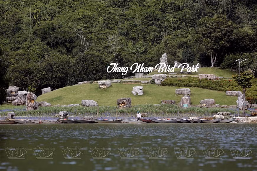 Las colinas situadas justo en medio del gran lago son lugares ideales para que los turistas acampen. (Fuente:VNA)