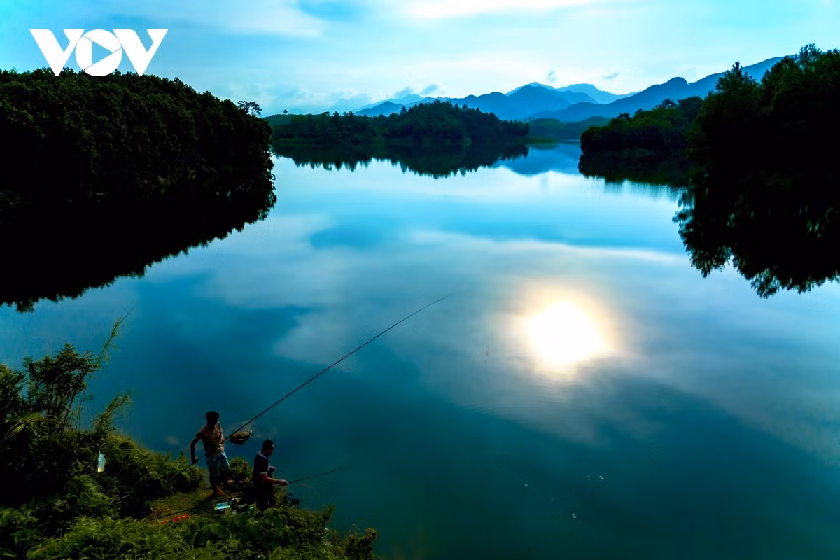 En los días sin viento, la superficie del lago es clara y tranquila como un espejo gigante, con atrevidas siluetas de montañas y nubes.