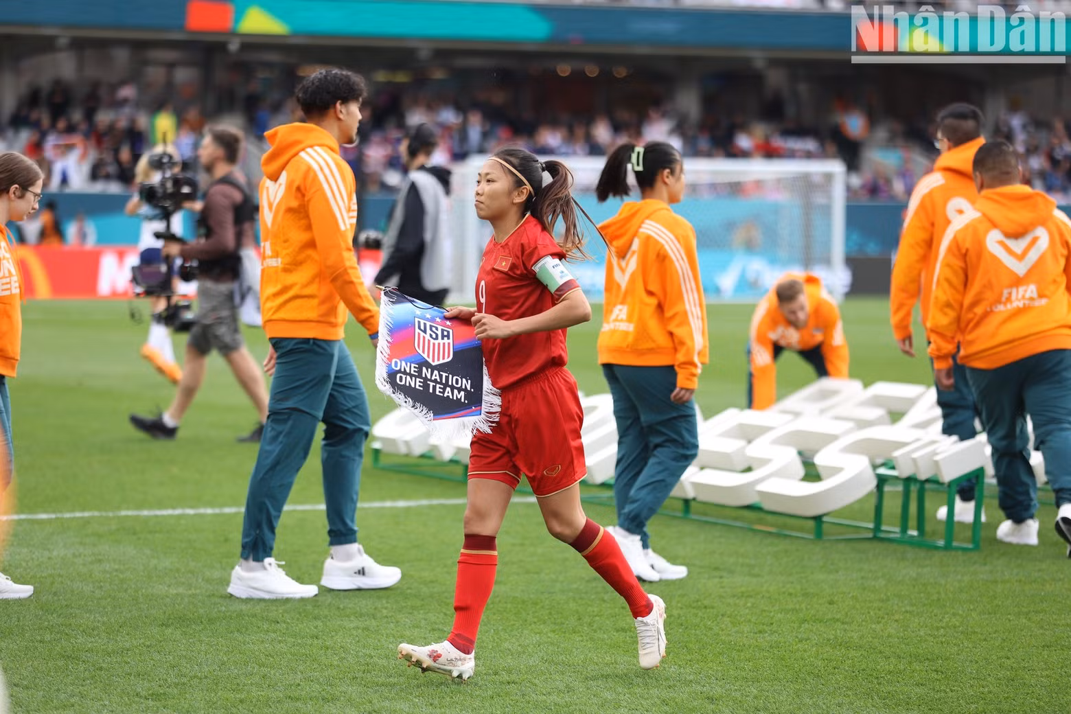 La capitana Huynh Nhu y sus compañeras, listas para entrar en el desafiante partido.