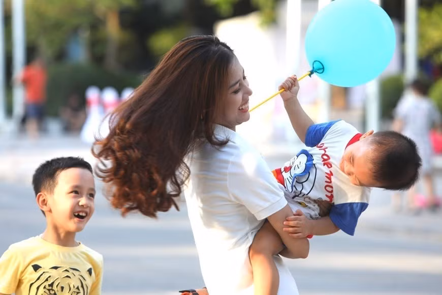 La felicidad de una Madre y su hijo. (Fuente: VNA)