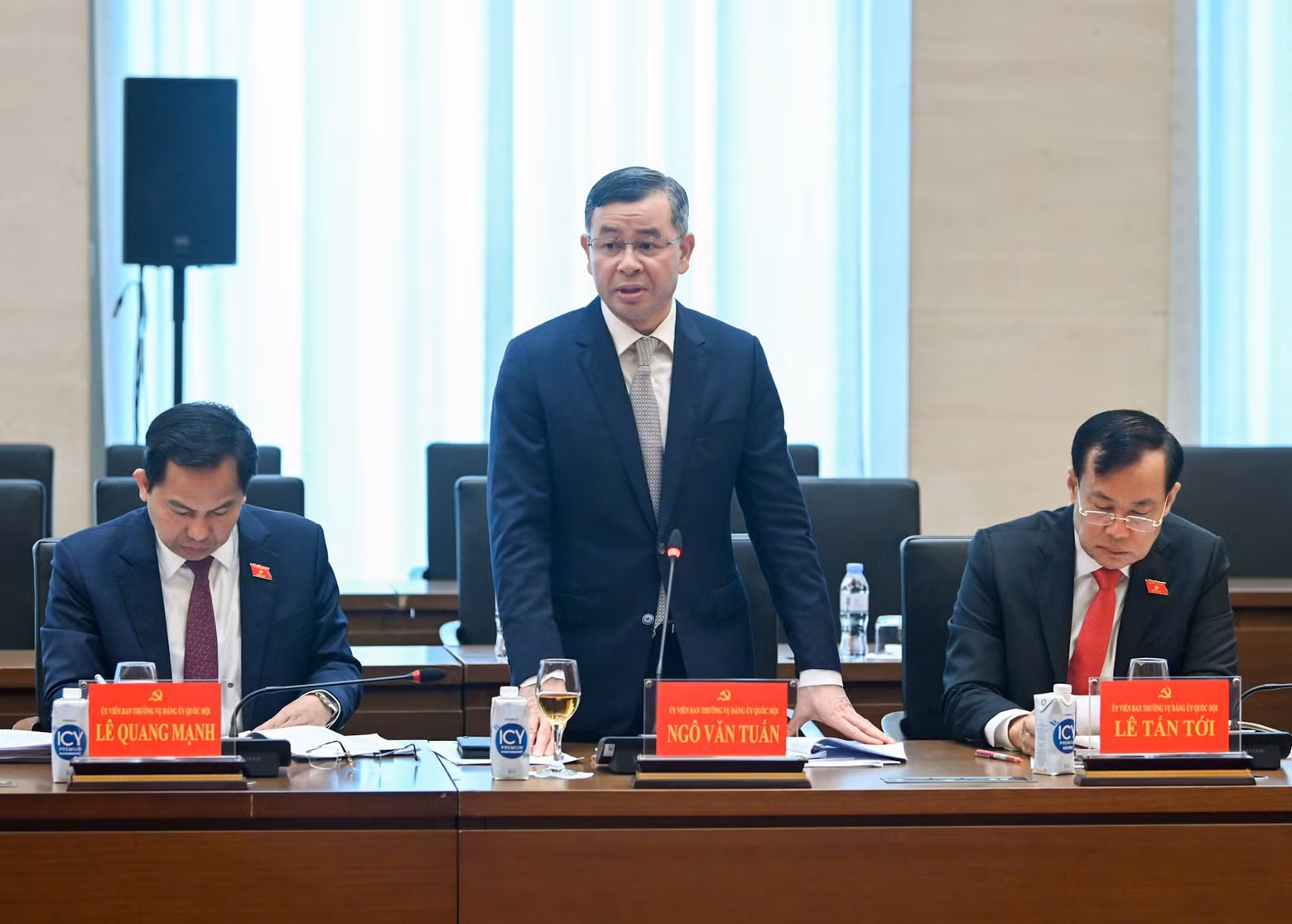 El auditor general estatal de Vietnam, Ngo Van Tuan, interviene en la cita.