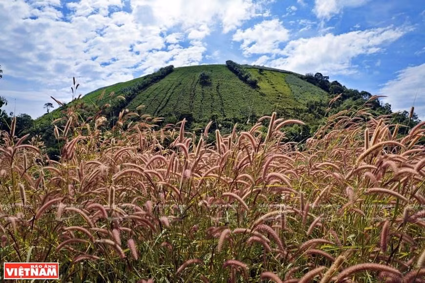 El volcán Nam Kar estuvo activo hace unos cinco millones de años. Los restos de la erupción crearon vistas impresionantes alrededor de este cráter (Fotografía: VNA)