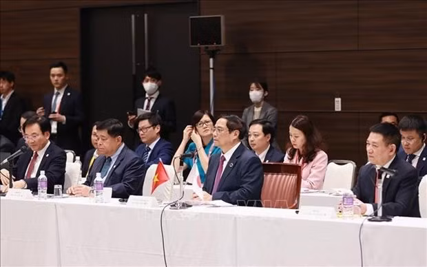 El primer ministro de Vietnam, Pham Minh Chinh, participa en el Foro empresarial Vietnam-Japón. (Foto: VNA)