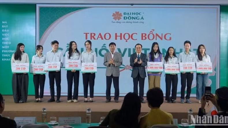 Los estudiantes de la Universidad Dong A reciben becas en el programa.