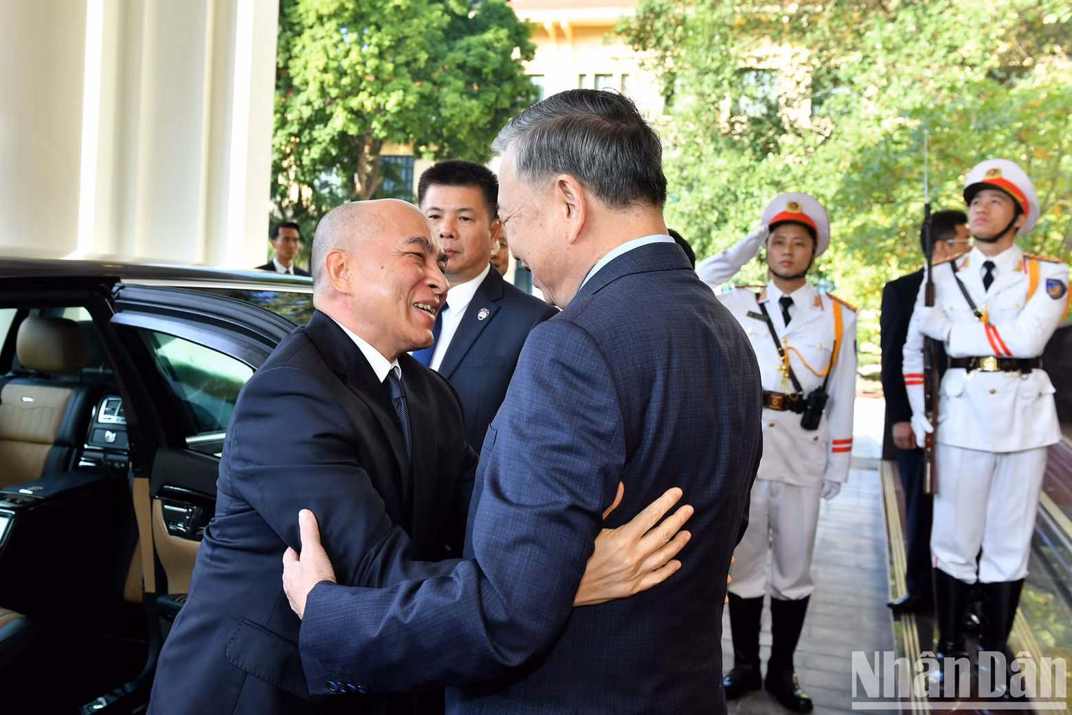 El líder partidista vietnamita, To Lam, y el rey camboyano Norodom Sihamoni.
