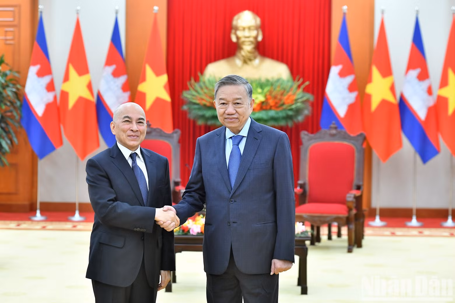 El líder partidista vietnamita, To Lam, y el rey camboyano Norodom Sihamoni.