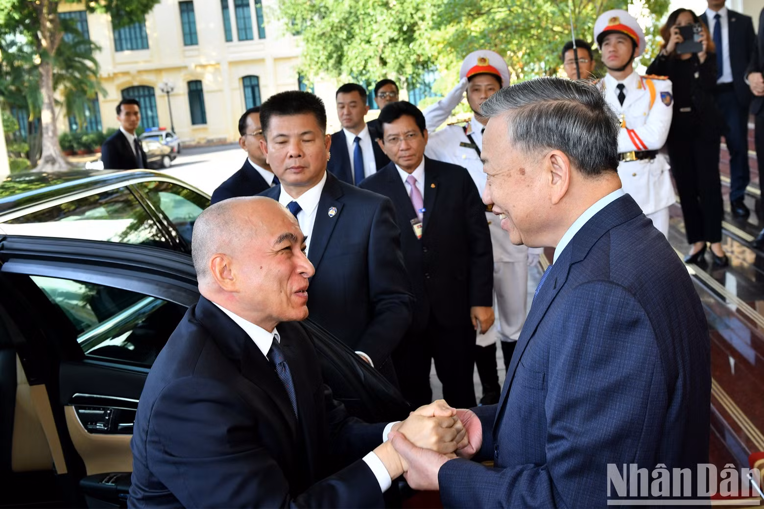 El secretario general del PCV, To Lam, da la bienvenida al rey camboyano, Norodom Sihamoni.