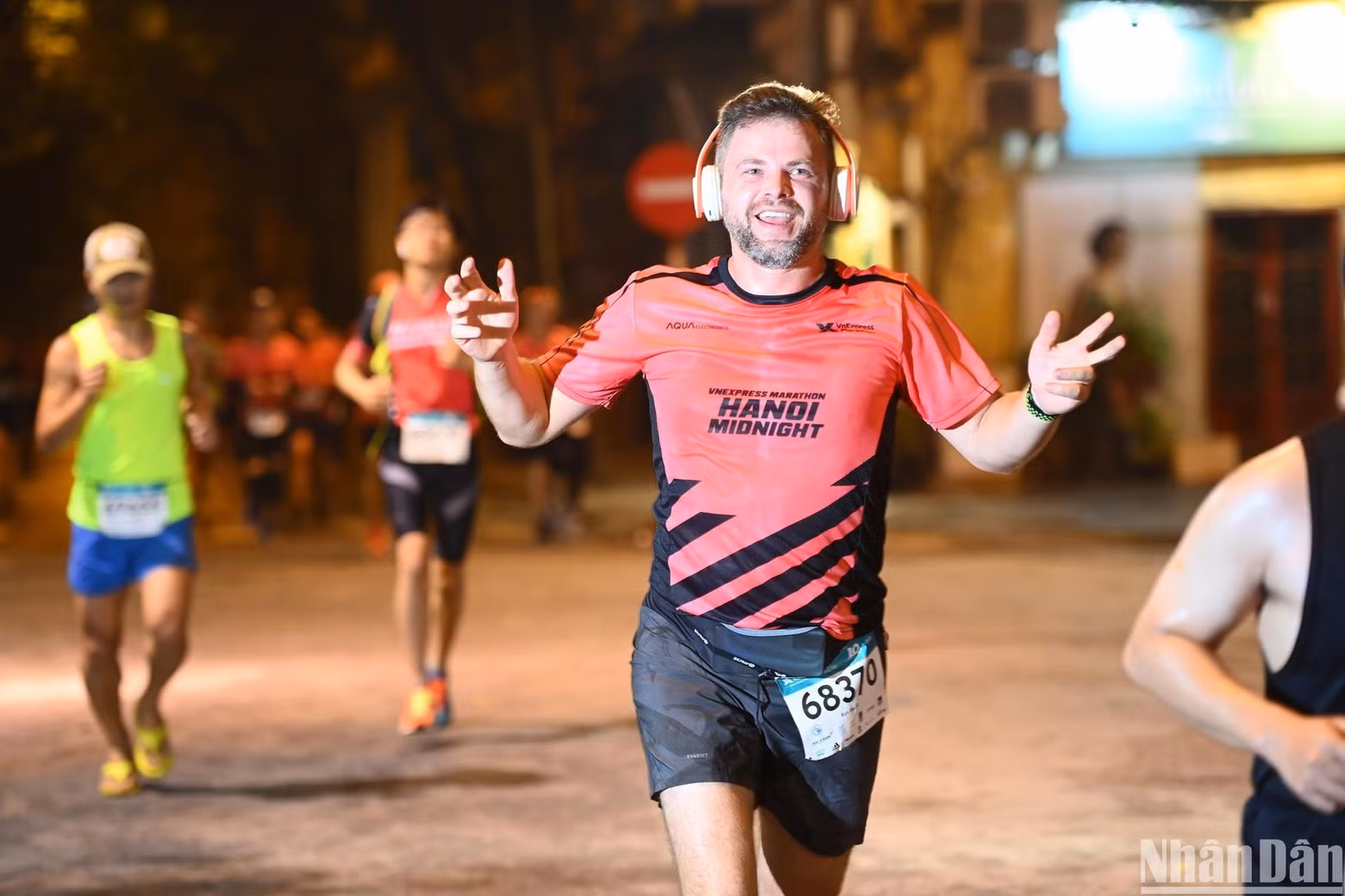 Ciudadanos extranjeros también participan en la carrera. Ciudadanos extranjeros también participan en la carrera.