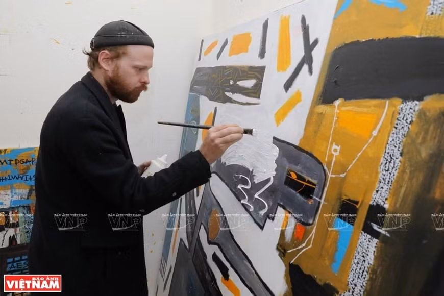 David Evans en el proceso de completar una obra. (Fotografía: VNA)