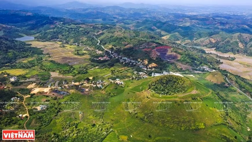 Situado en el distrito de Krong No, el volcán Nam Kar es uno de los más hermosos del área del geoparque global Dak Nong. (Fotografía: VNA)