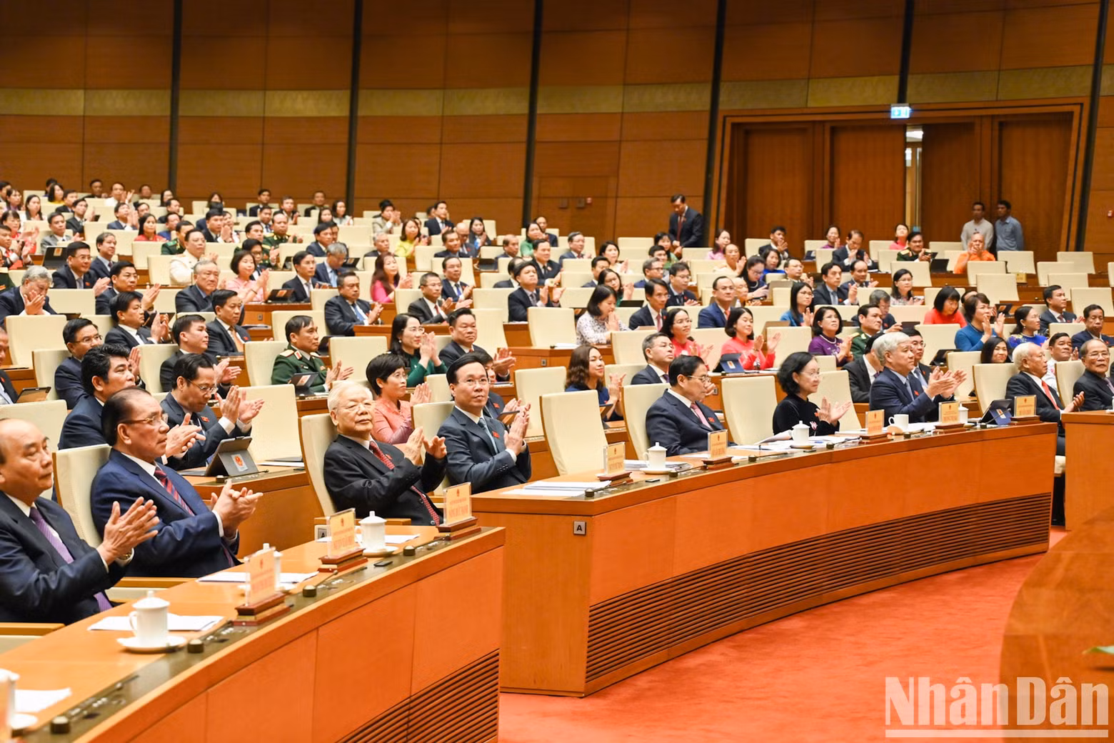 El secretario general del PCV, Nguyen Phu Trong, el presidente del país, Vo Van Thuong y el primer ministro Pham Minh Chinh, junto con los ex dirigentes del Partido y el Estado y los parlamentarios en la reunión. El secretario general del PCV, Nguyen Phu Trong, el presidente del país, Vo Van Thuong y el primer ministro Pham Minh Chinh, junto con los ex dirigentes del Partido y el Estado y los parlamentarios en la reunión.