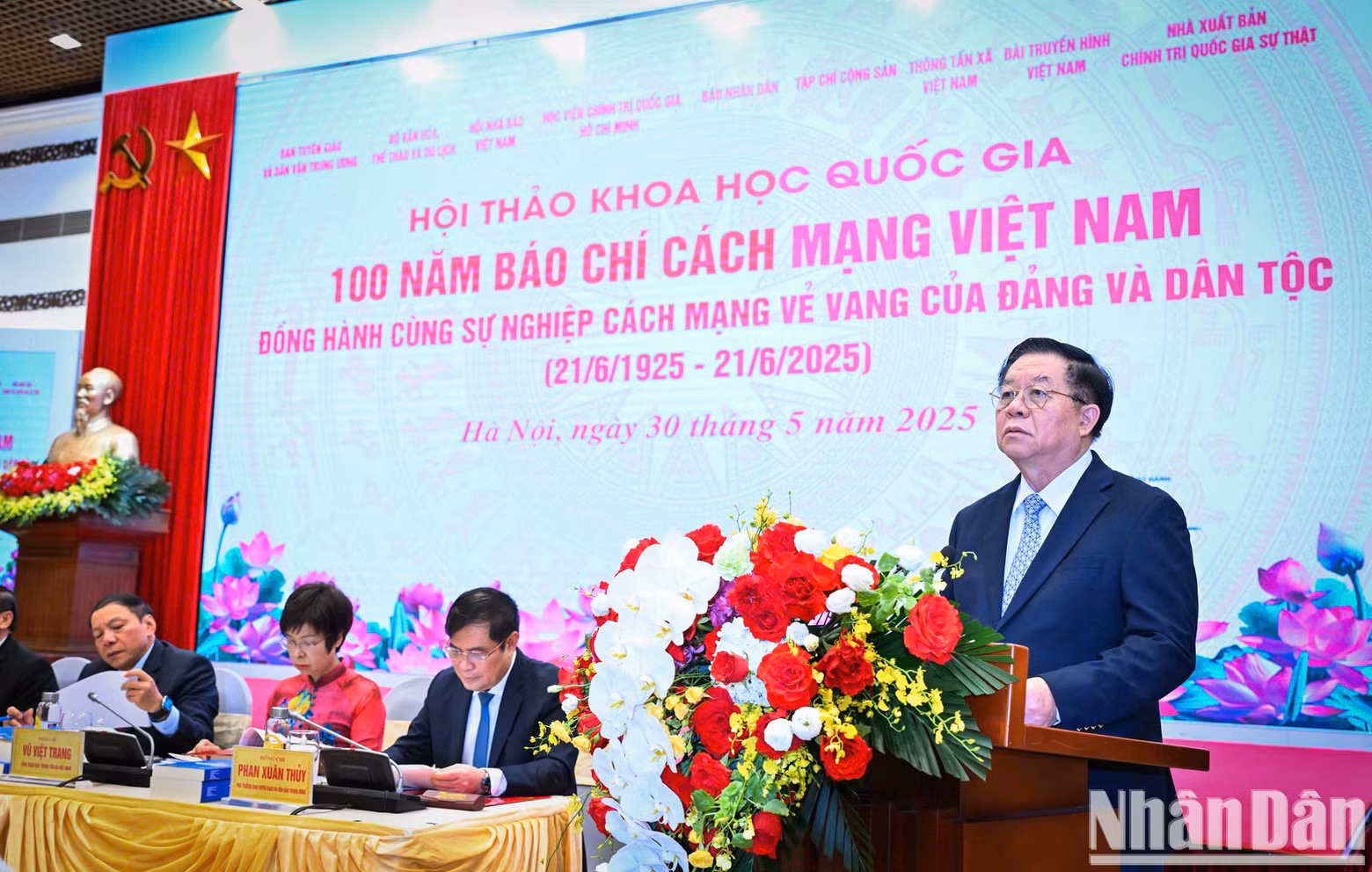 Nguyen Trong Nghia, jefe de la Comisión de Propaganda y Movilización de Masas del Comité Central del PCV, pronuncia el discurso de clausura.