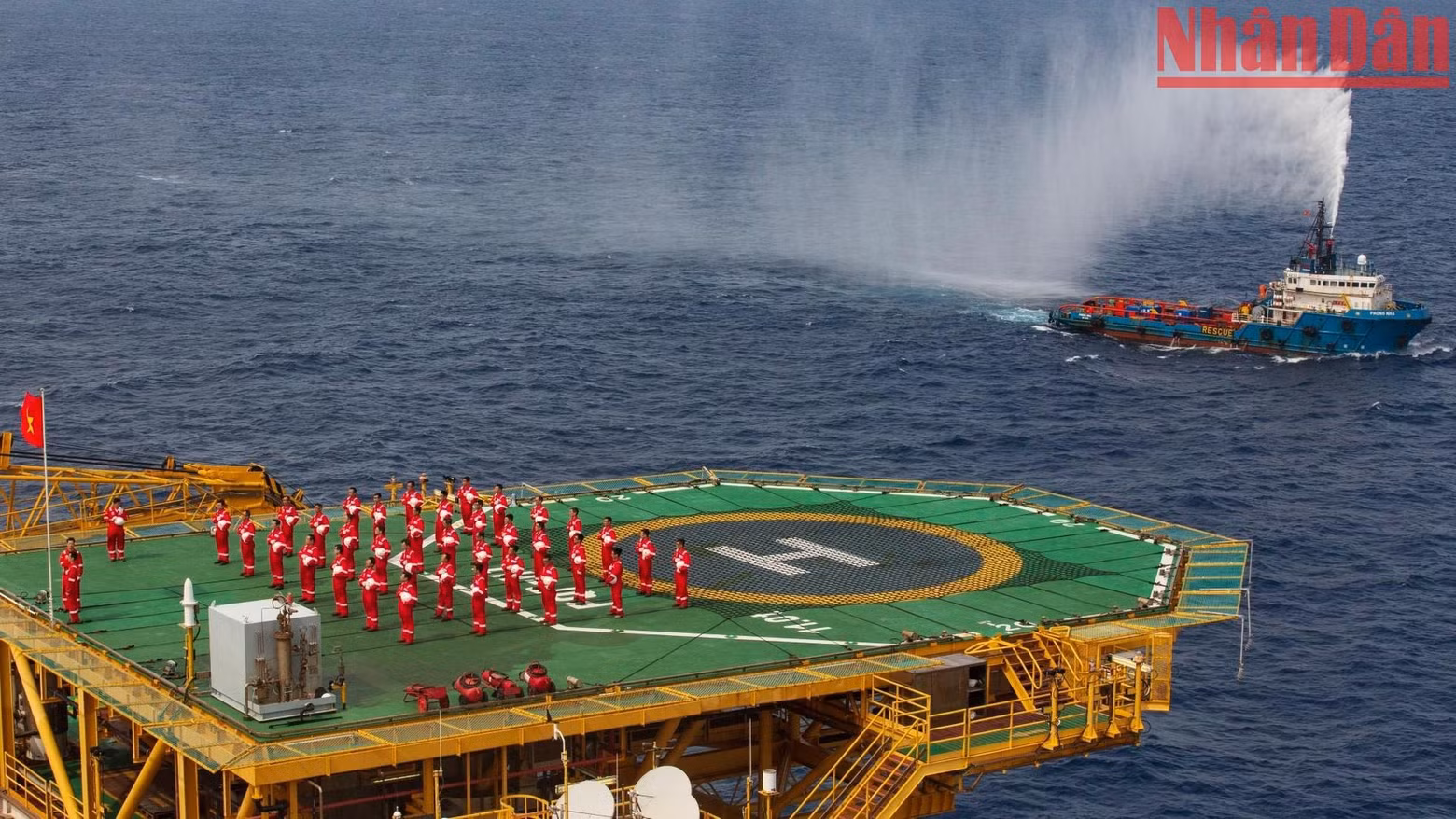 El saludo a la bandera nacional se lleva a cabo en el helipuerto de la plataforma.