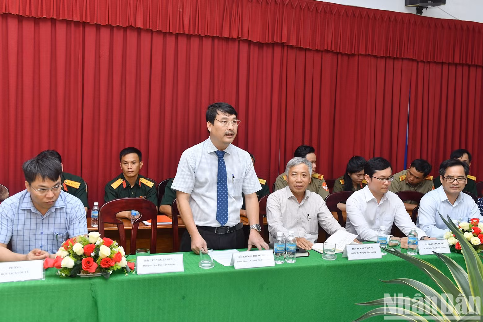 Khong Trung Thang, Presidente del Consejo Académico de la Universidad de Nha Trang, interviene en la reunión.