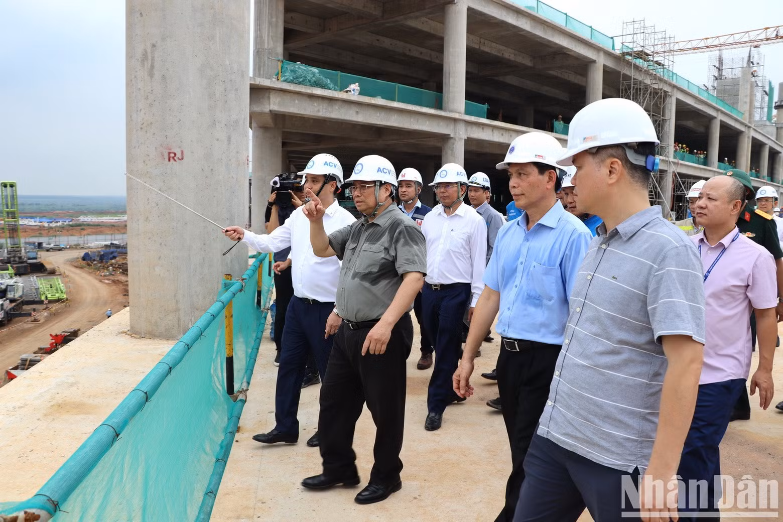 El jefe del Gobierno inspecciona la construcción del segundo piso de la terminal de pasajeros del aeropuerto de Long Thanh. El jefe del Gobierno inspecciona la construcción del segundo piso de la terminal de pasajeros del aeropuerto de Long Thanh.