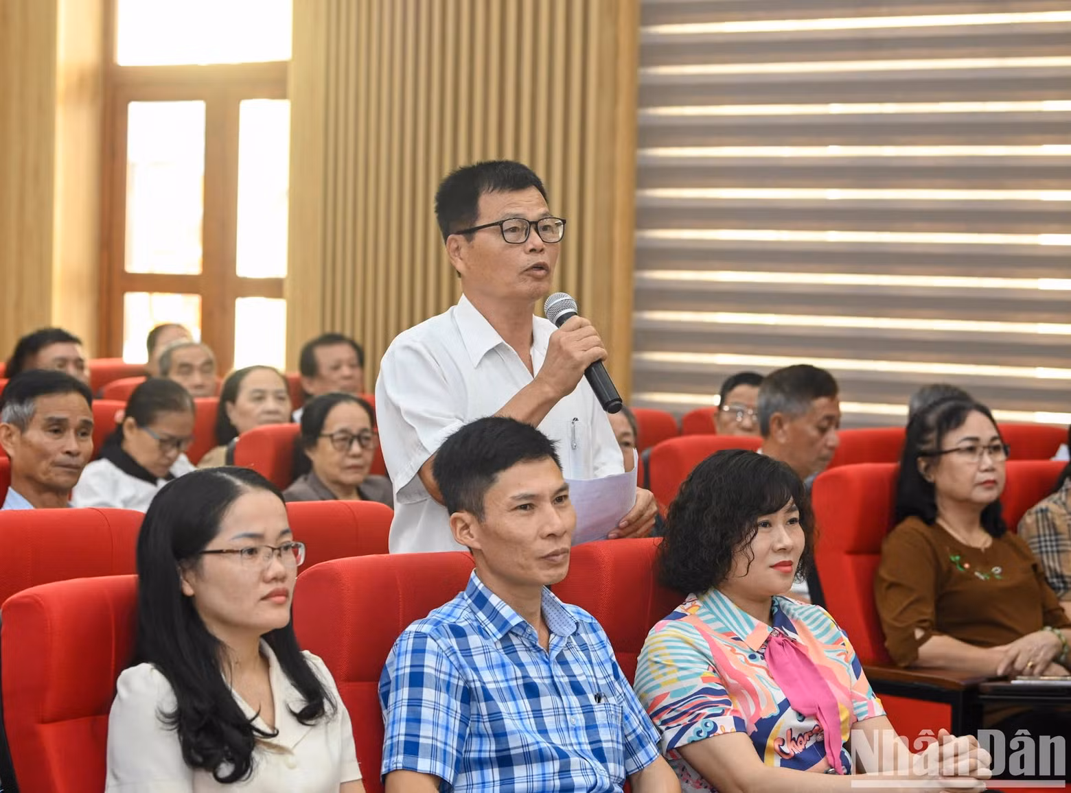 Pham Van Tuyen, votante del distrito de Ngoc Xuyen, habla en la reunión.